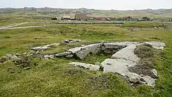 Ruinas de la usina del transmisor con los cuarteles actuales de fondos.