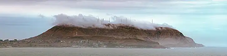El cerro Marcavilca ubicado atrás del Morro Solar