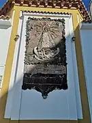 Bajo relieve año 1992 de Nuestra Señora del Sufragio en el exterior del ábside.