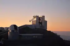 NTT y Telescopio Leonhard Euler delante.