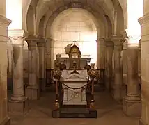 La cripta de estilo neorrománico, construida en 1881, albergaría las reliquías atribuidas a los dos mártires