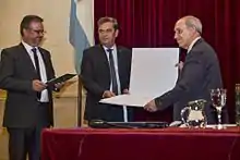 En la fotografía, Nestor García Canclini recibe la distinción en manos del rector de la Universidad Nacional del Litoral Miguel Irigoyen y del decano de la Facultad de Humanidades y Ciencias, Claudio Lizarraga.