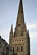 La robusta torre de Norwich con detalles normandos y el chapitel del siglo&nbsp;XV enmarcado por cuatro pináculos