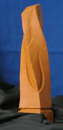 Obelisco Fi, estatuilla del Premio Nacional de Arquitectura, obra de Ibo Bonilla.