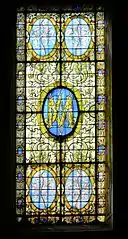 Vitral n.º 1, con el motivo AM (Ave Maria).