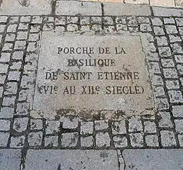 Placa en la explanada de Notre-Dame que indica la ubicación del pórtico de la antigua catedral de San Esteban.