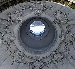 Patrones que rodean la abertura central.