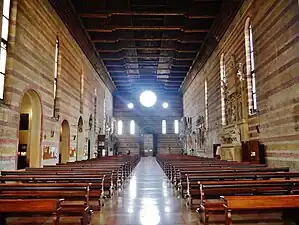 Nave vista hacia la entrada