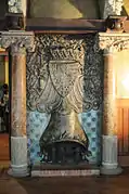 Chimenea ubicada en la sala modernista de Rosellón.