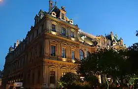 Esquina noreste, vista desde la Rue de la Bourse.