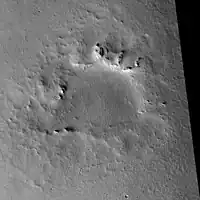 El pico central del cráter Paros fue destruido por un impacto posterior