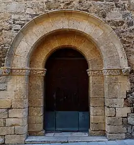 Portada románica de finales del siglo&nbsp;XIII situada en la calle Mayor