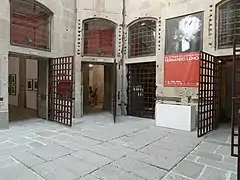 Patio interior, con rejas de la antigua prisión.