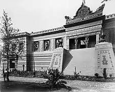 Fachada del pabellón de México en la Exposición Universal de 1889.