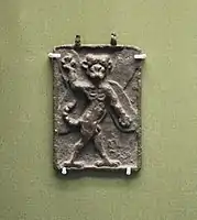 Placa de bronce que representa a Pazuzu, sirviendo como amuleto. Museo Británico.