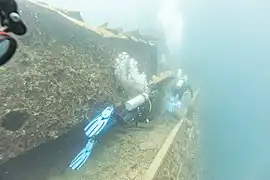 Buceadores inspeccionando el pecio.