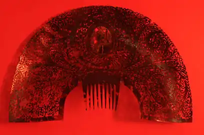 Peinetón de carey con efigie de Juan Manuel de Rosas, c. 1832–1837, en el Museo Nacional de Bellas Artes, Buenos Aires.