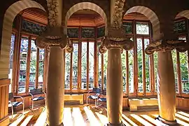 Columnas de la sala modernista de Rosellón.