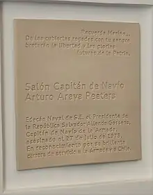 Foto de la placa ubicada en el Salón Capitán de Navío Arturo Araya Peeters