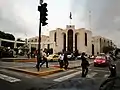 Lado sur de la plaza con la entrada principal de la Corte Superior de Justicia de Arequipa.