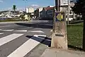 Hito de piedra que marca el paso del Camino Portugués por Pontevedra muy cerca del puente del Burgo