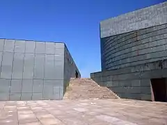 Escalinata de acceso al edificio