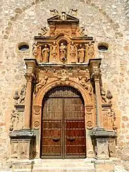 Portada manierista del templo, procedente del desaparecido monasterio franciscano de Nuestra Señora de la Peña, que se situaba a las afueras de Orcera