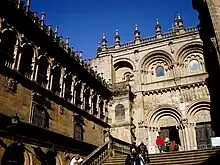 Contrafuertes unidos por un arco en la fachada de las Platerías de la catedral de Santiago de Compostela.