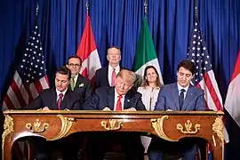 El presidente Enrique Peña Nieto, el presidente Donald Trump y el primer ministro Justin Trudeau firmando el nuevo Tratado entre México, Estados Unidos y Canadá en Buenos Aires, Argentina el 30 de noviembre de 2018.