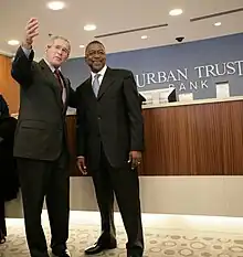 Robert L. Johnson junto a Bill Clinton en las oficinas de RLJ Companies
