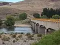 Puente sobre la Ruta Nacional 40 sobre el Río Collón Curá a 1 km de la Ruta Nacional 234.