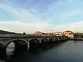 Puente del Burgo y barrio homónimo al fondo