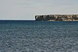 Punta o acantilado que actúa como una división natural de la playa hacia el sur.