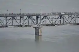 Detalle de una de las pilas y de la doble plataforma