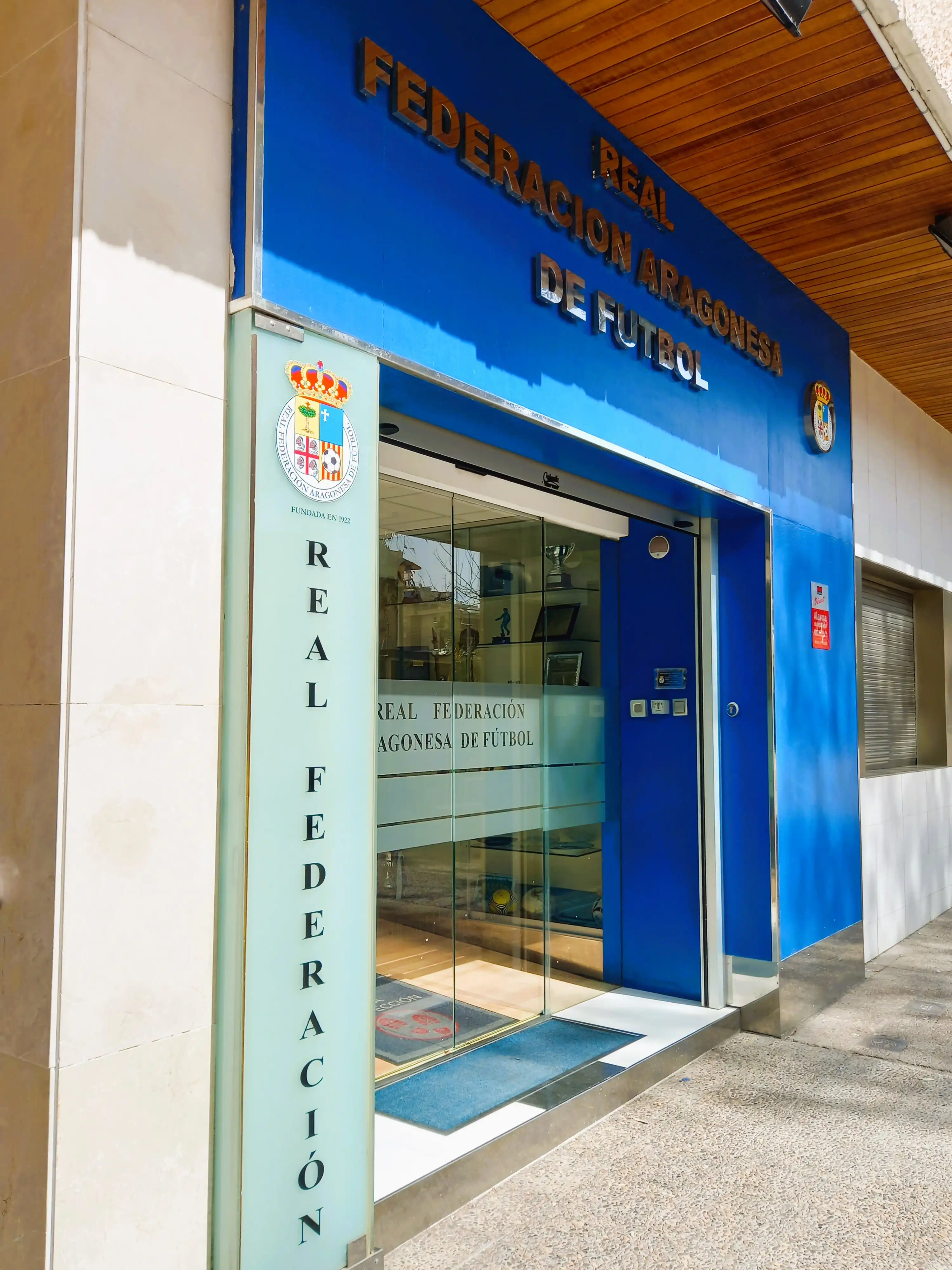 Fachada de la oficina Central de la Real Federación Aragonesa de Fútbol.