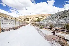 Pasaje entre montículos norte y sur, vista desde el este.