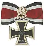 Cruz de Caballero de la Cruz de Hierro con distintivo Hojas de Roble Doradas, Espadas y Brillantes.