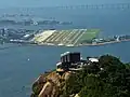 Vista aérea del Aeropuerto Santos Dumont en la Bahía de Guanabara. Al frente, el Pan de Azúcar y al fondo el Puente Río-Niterói