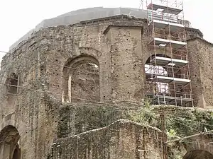 Détail de la partie supérieure de l'édifice décagonal.