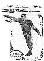 Fotografía de 1906 de uno de los primeros uniformes de fútbol americano con hombreras rudimentarias usadas por Bradbury Robinson, quien realizó el primer pase adelantado legal.