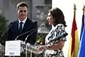 La alcaldesa de París, Anne Hidalgo, y el presidente del gobierno español, Pedro Sánchez, durante une ceremonia oficial en el jardín en junio 2018