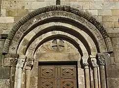 Detalle del tímpano y columnas del portal sur.