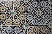 Motivos de estrellas de doce puntas en azulejos zellige en las tumbas saadíes en Marrakech, Marruecos (siglo&nbsp;XVI)