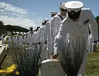 Los marineros del USS Michael Monsoor rinden homenaje a la tumba de Michael Monsoor el 29 de septiembre de 2016.