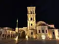 Iglesia de San Lázaro de noche desde la plaza.