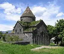 Tambor-torre circular del monasterio de Sanahin (Armenia), que se eleva sobre el crucero cuadrado de la iglesia de la abadía y está provisto de estrechas aberturas para dejar entrar la luz (ca. Siglo&nbsp;X-XII).