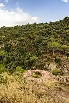 Restos de la base de la torre cilíndrica del castillo original