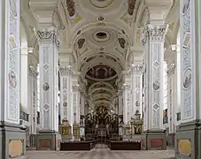 Vista interior mirando al altar