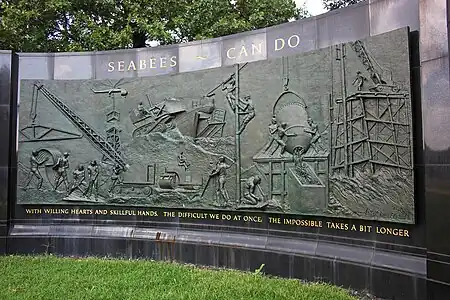 Panel con relieves del monumento Seabee.