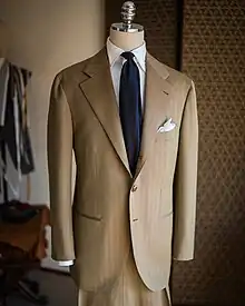 Traje recto con tejido Solaro